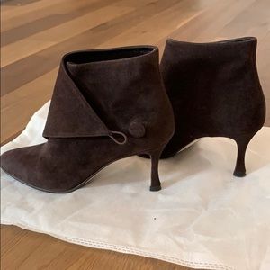 Manila Blahnik brown suede ankle boots / booties